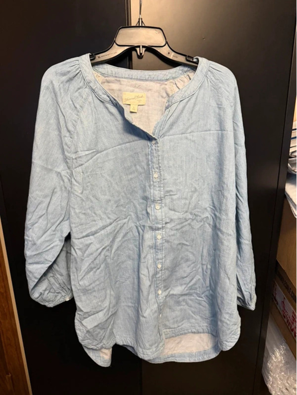 Universal Thread Women’s XL Light Wash Chambray Button Down Shirt NWT